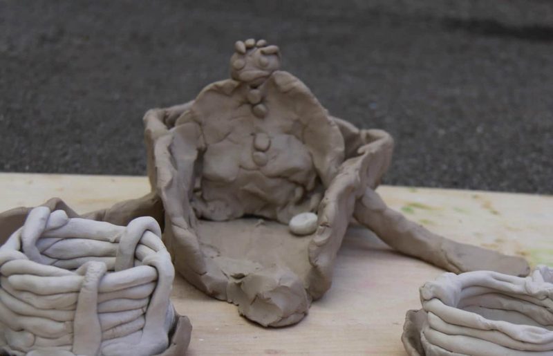 Sitzende Figur aus Ton