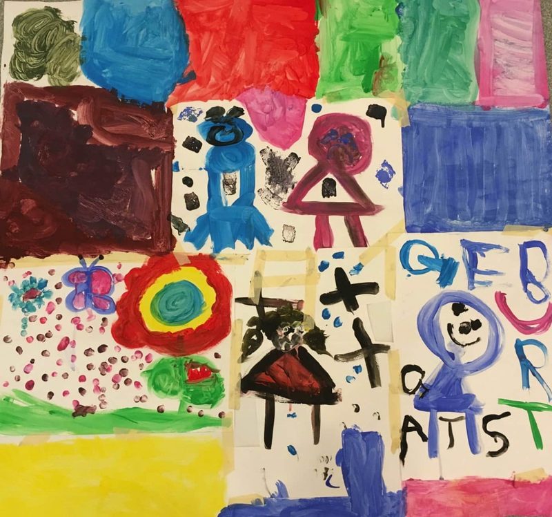 Farbige Felder mit kleinen Figuren wie ein Quilt