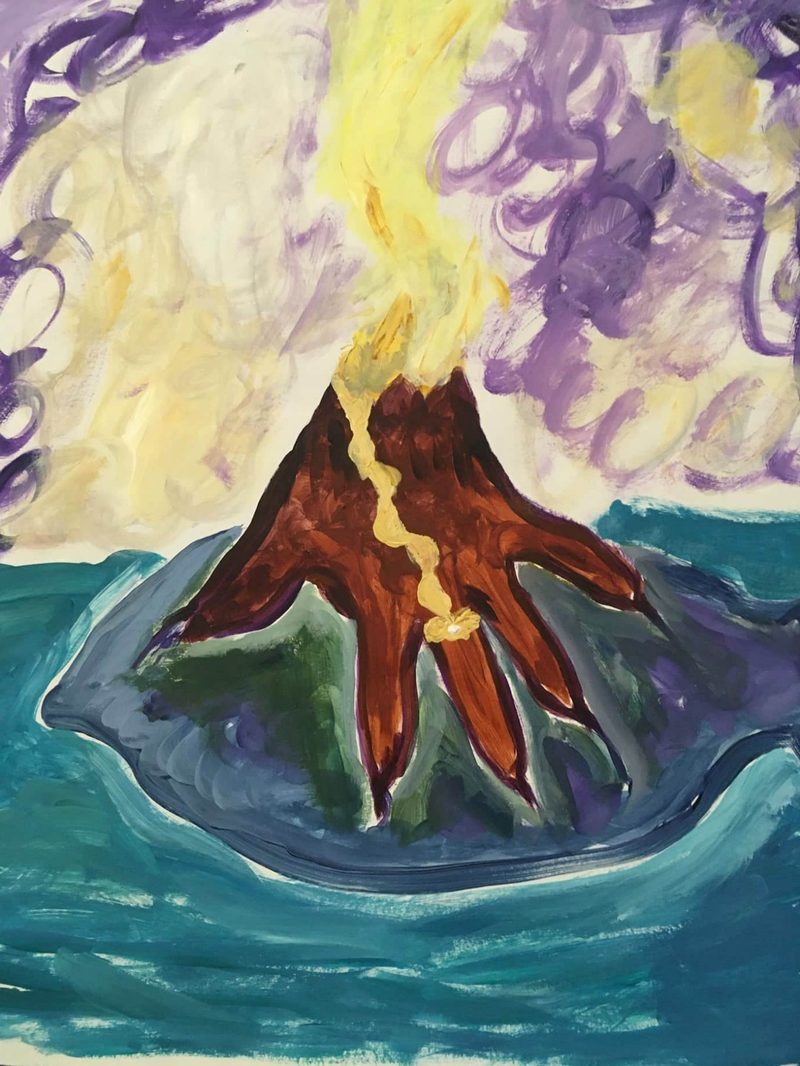 Vulkan im Meer mit violettem Himmel